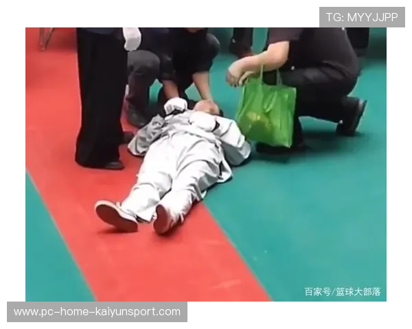 UFC 两人同时被击中倒地